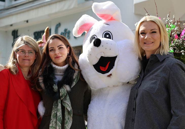 Nicoletta Plumm (Kitzbühel Tourismus), Mary-Ann Schoeller und Ski-Star Maria Höfl-Riesch vor dem riesigen Osterhasen aus Gräsern und Blumen  (©Foito: Martin Schmitz)